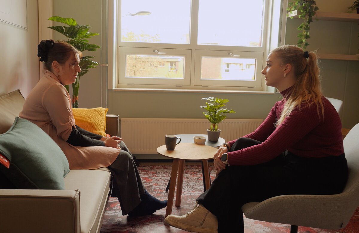 Cliënt en behandelaar in gesprek