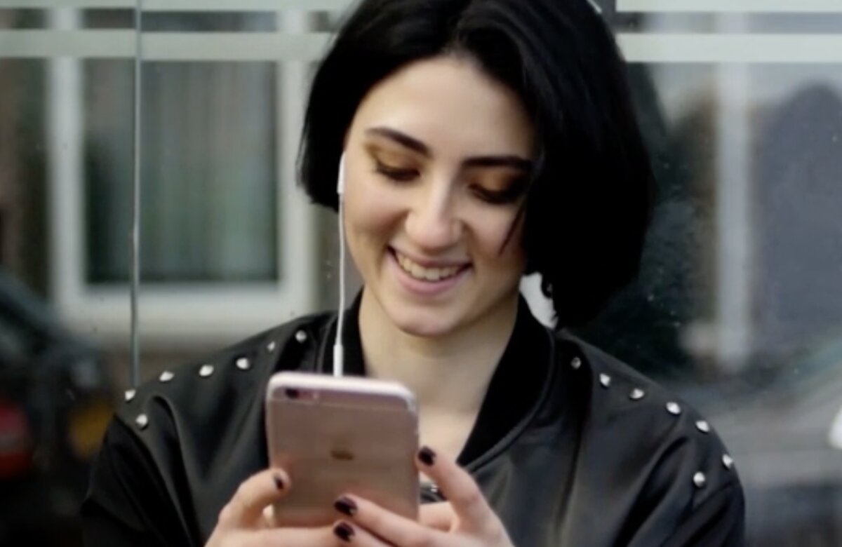 Meisje aan het appen